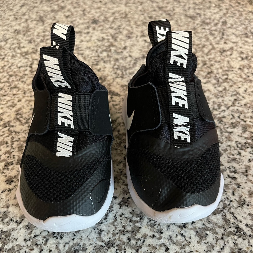 Toddler size 5 Nike Flexrunner shoe